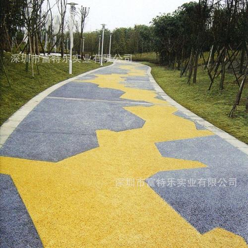 海绵城市中的彩色生态脉络 C25露骨透水混凝土与胶粘石路面在社区公园的融合应用